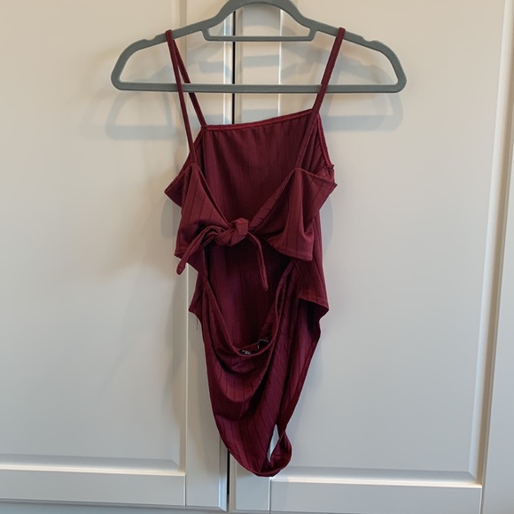 Burgundy Boohoo bodysuit with open back and bow - Picture 2 of 3